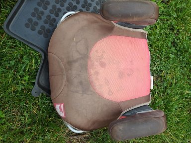 Fotelik przed czyszczeniem